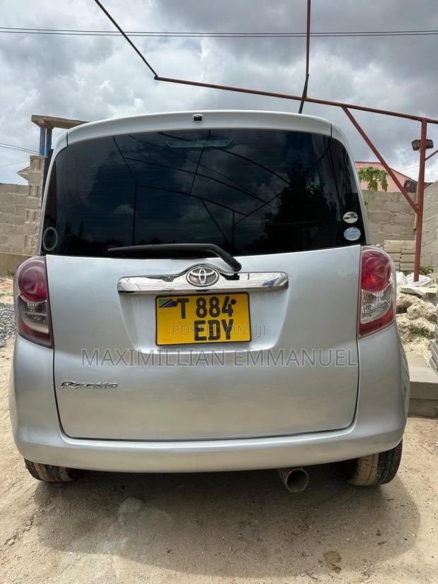 Toyota Ractis 2010 Silver