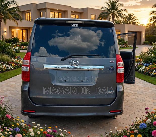 Toyota Noah 2010 Gray