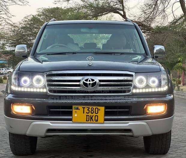 Toyota Land Cruiser 2006 Gray