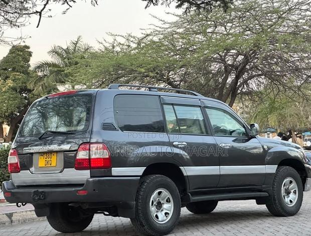 Toyota Land Cruiser 2006 Gray