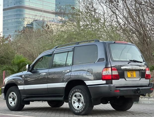 Toyota Land Cruiser 2006 Gray