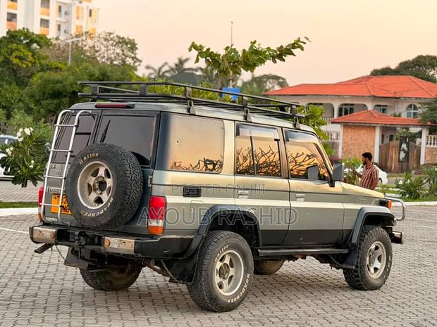 Toyota Land Cruiser 90 1997 Gray