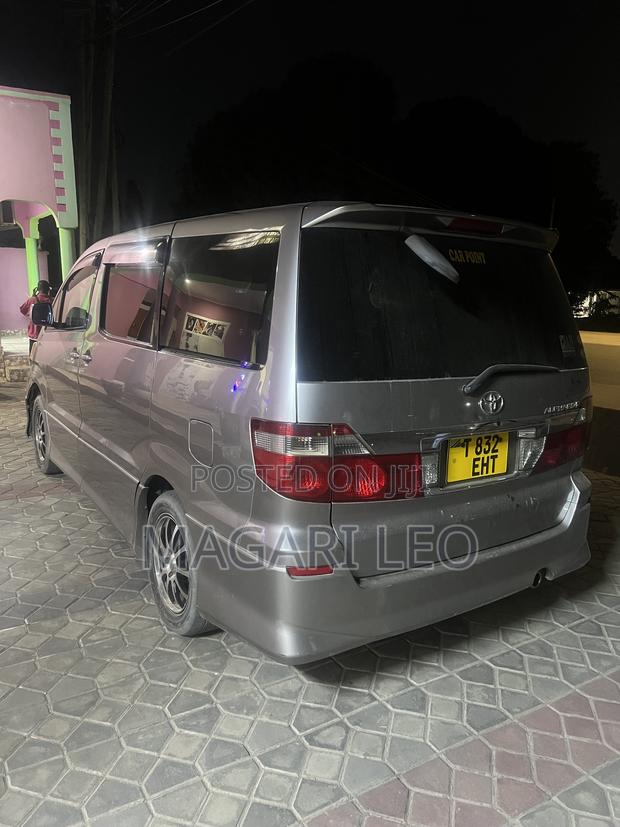 Toyota Alphard 2.4 Petrol FWD 2004 Beige