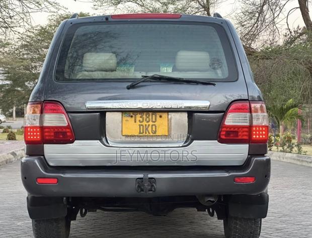 Toyota Land Cruiser 2006 Gray