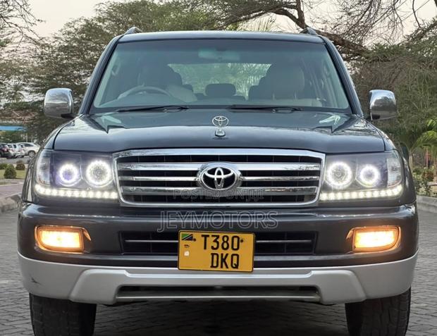 Toyota Land Cruiser 2006 Gray