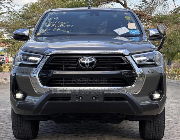 Toyota Hilux 2021 Burgundy