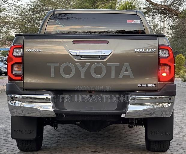 Toyota Hilux 2021 Burgundy