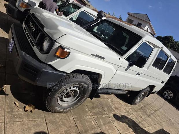 Toyota Land Cruiser 2015 White