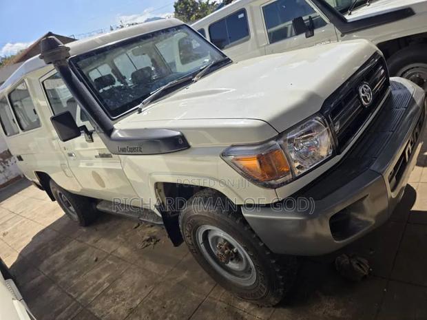 Toyota Land Cruiser 2015 White