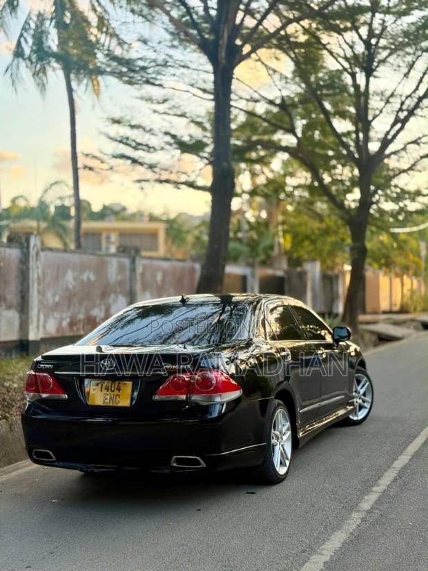 Toyota Crown 2011 Black