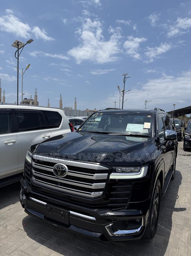 Toyota Land Cruiser LC300 2023 Black