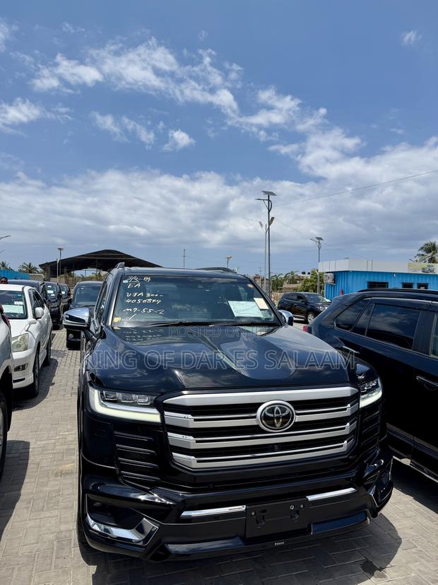 Toyota Land Cruiser LC300 2023 Black