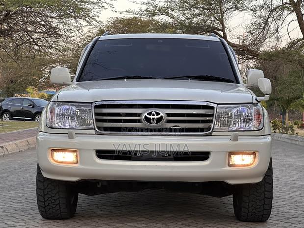 Toyota Land Cruiser 2000 White