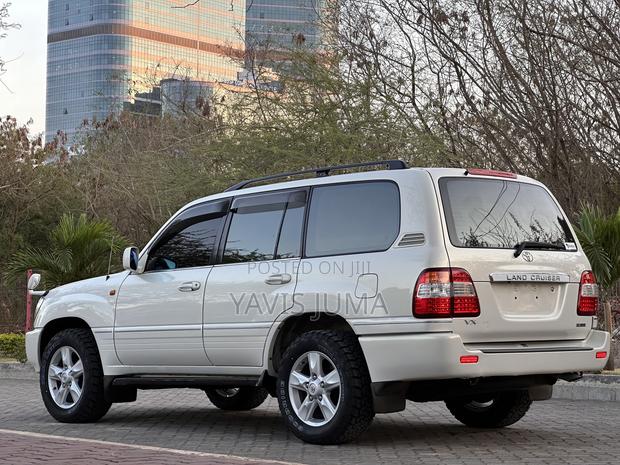 Toyota Land Cruiser 2000 White