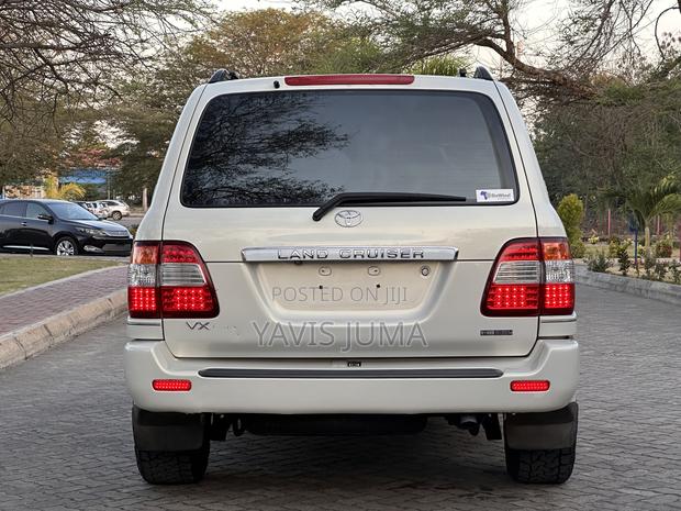 Toyota Land Cruiser 2000 White