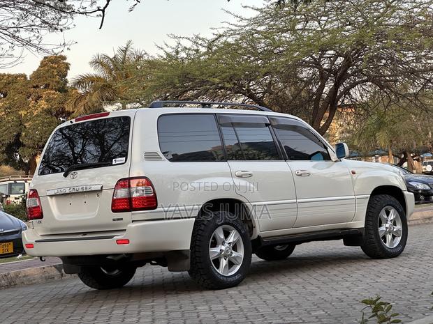 Toyota Land Cruiser 2000 White