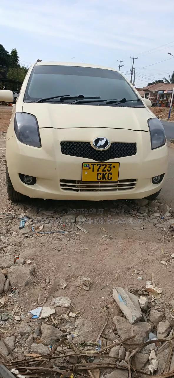 Toyota Vitz 2006 Silver