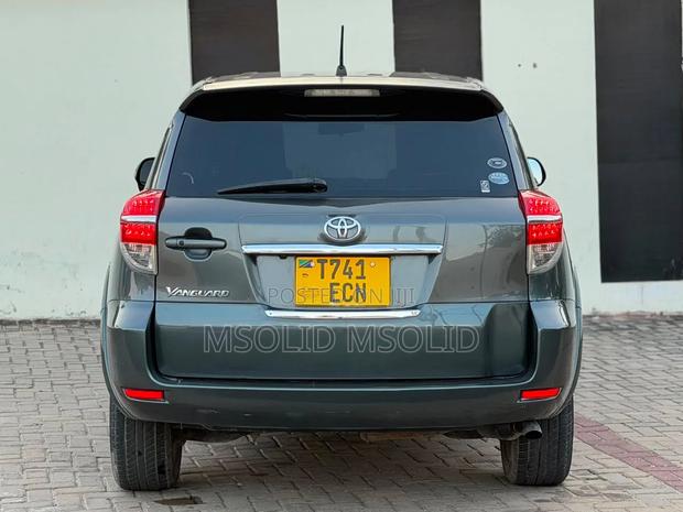 Toyota Vanguard 2010 Gray