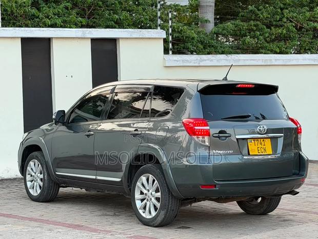 Toyota Vanguard 2010 Gray