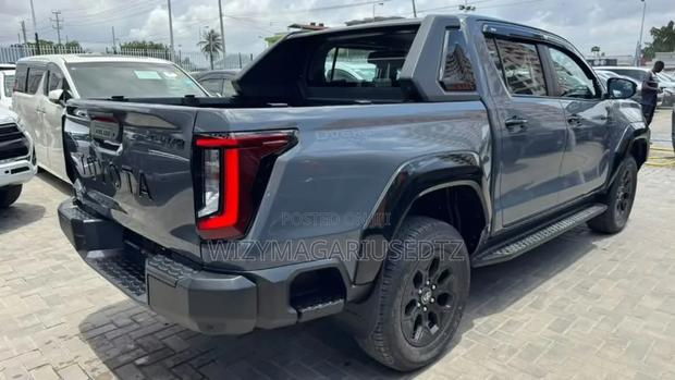 New Toyota Hilux 2026 Gray