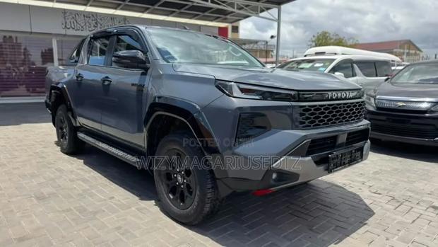 New Toyota Hilux 2026 Gray