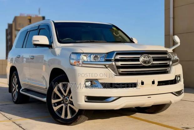 Toyota Land Cruiser 4.6 V8 ZX 2018 Off white