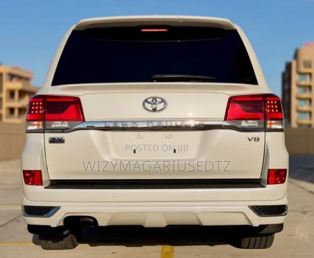 Toyota Land Cruiser 4.6 V8 ZX 2018 Off white