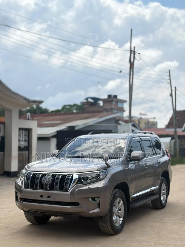 Toyota Land Cruiser Prado 2022 Gold