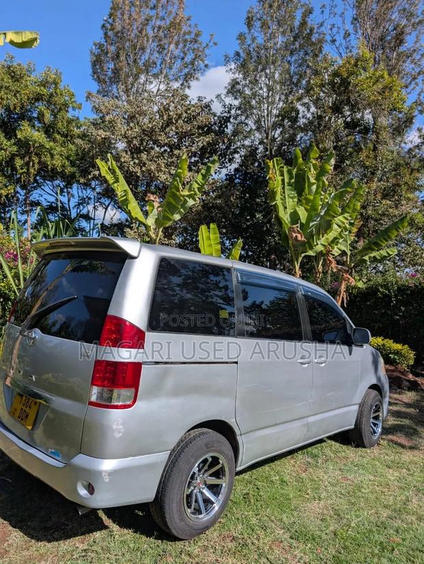 Toyota Noah 2005 Silver