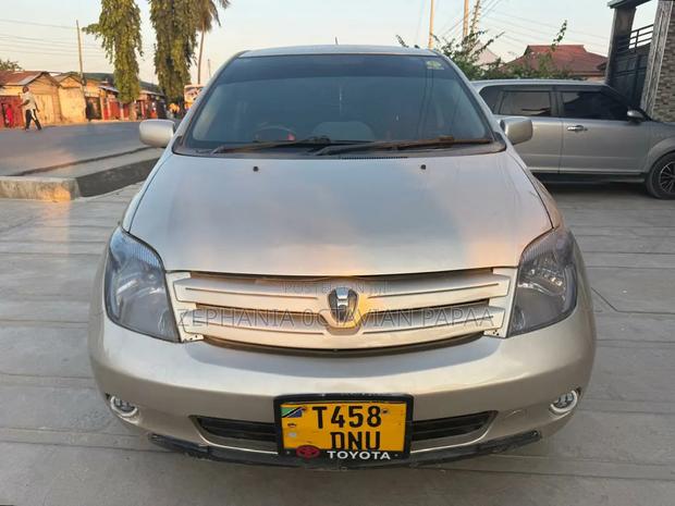 Toyota IST 2004 Silver