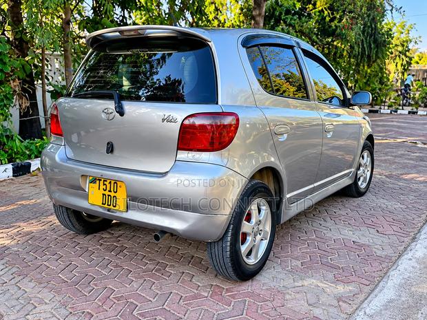 Toyota Vitz 1.3 AWD 3dr 2003 Beige