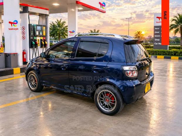 Toyota Vitz 2005 Blue
