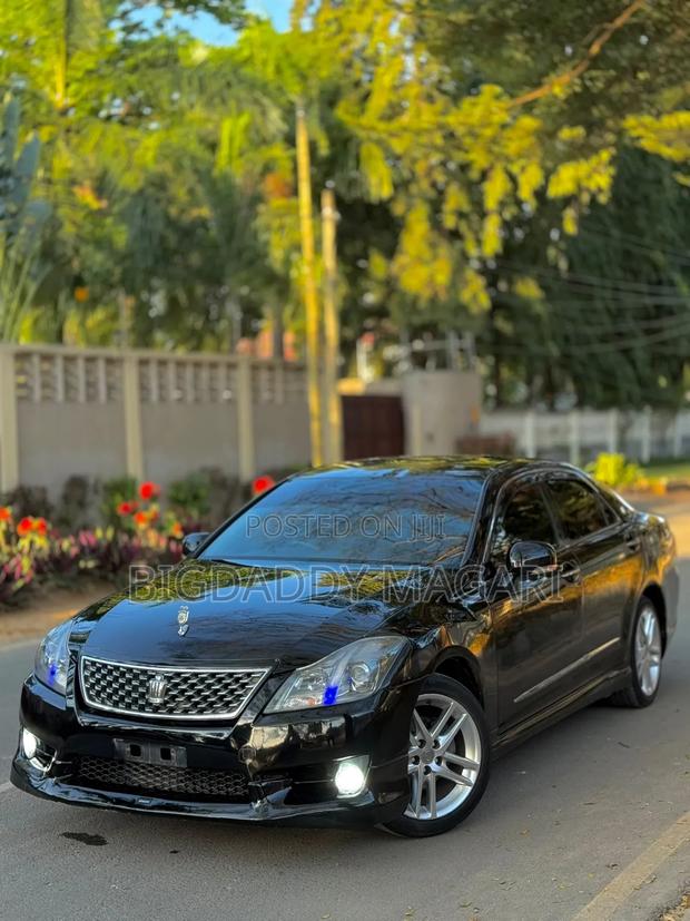 Toyota Crown 2011