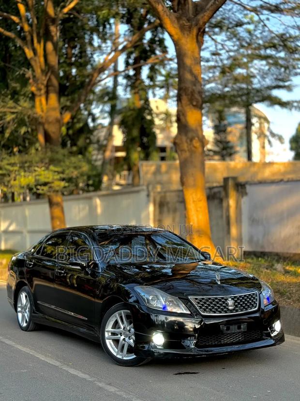 Toyota Crown 2011