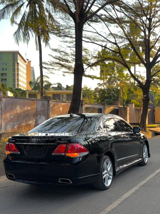 Toyota Crown 2011