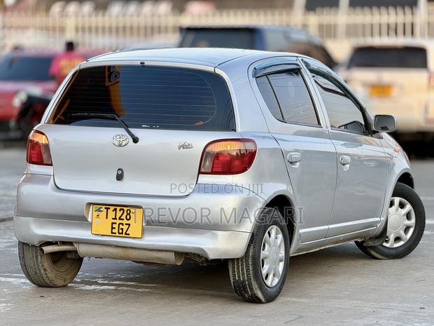 Toyota Vitz 2005 Silver