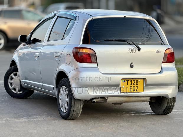 Toyota Vitz 2005 Silver