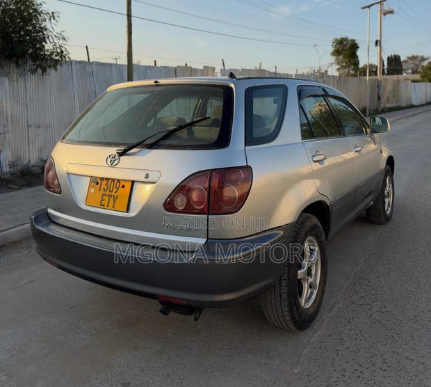 Toyota Harrier 2005 Gray