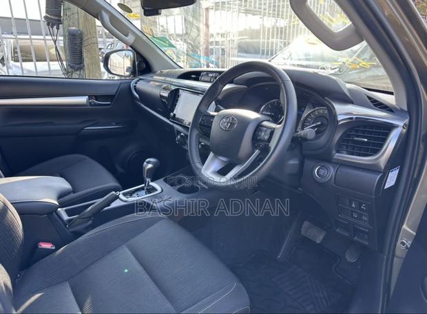 Toyota Hilux 2024 Gray