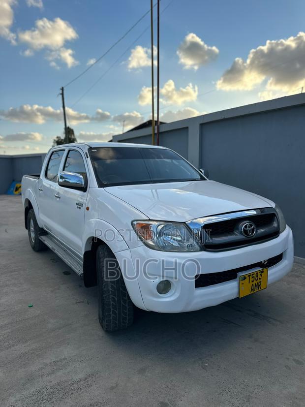 Toyota Hilux 2003 White