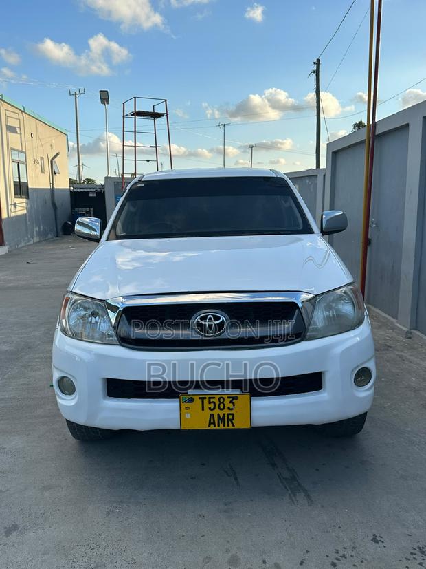 Toyota Hilux 2003 White