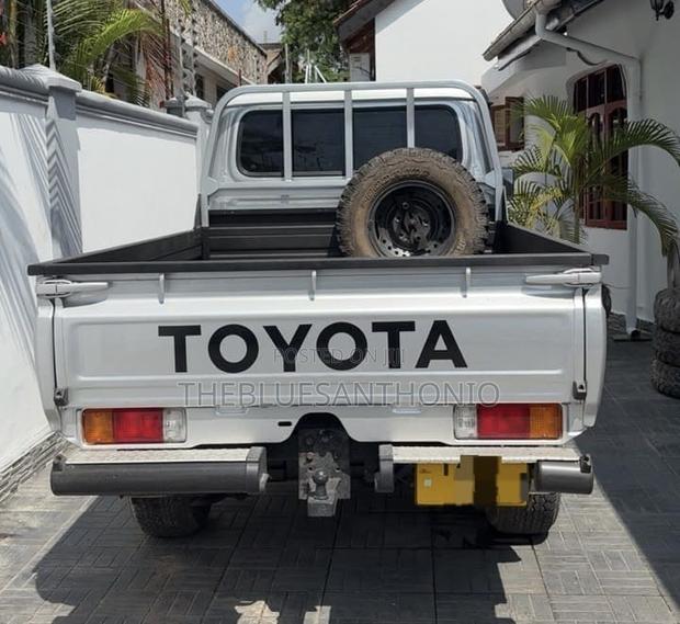 Toyota Land Cruiser 2011 Silver