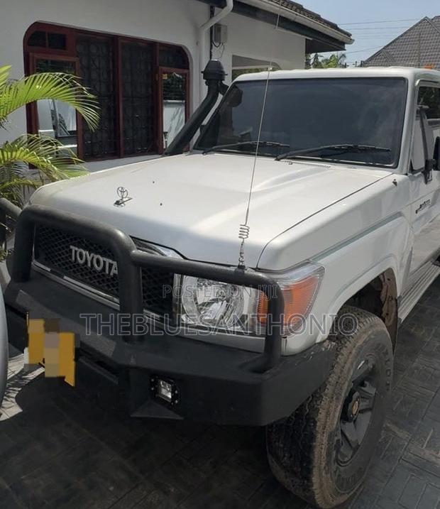 Toyota Land Cruiser 2011 Silver