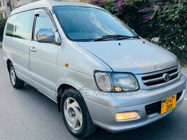 Toyota Noah 2.0 AWD (8 Seater) 2002 Silver