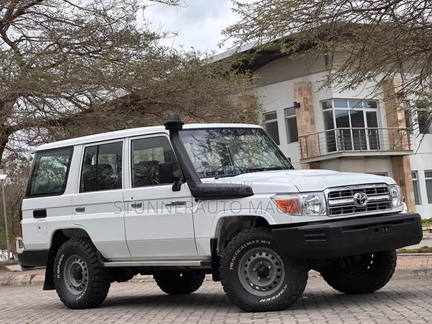 Toyota Land Cruiser 2016 White