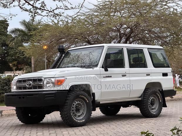 Toyota Land Cruiser 2016 White