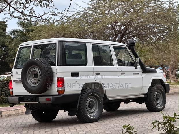 Toyota Land Cruiser 2016 White