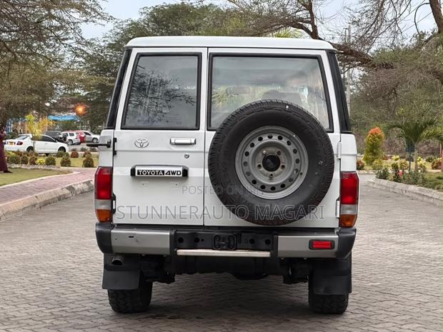 Toyota Land Cruiser 2016 White