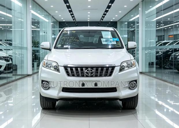 Toyota Vanguard 2013 White