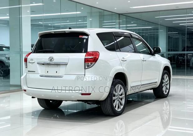 Toyota Vanguard 2013 White
